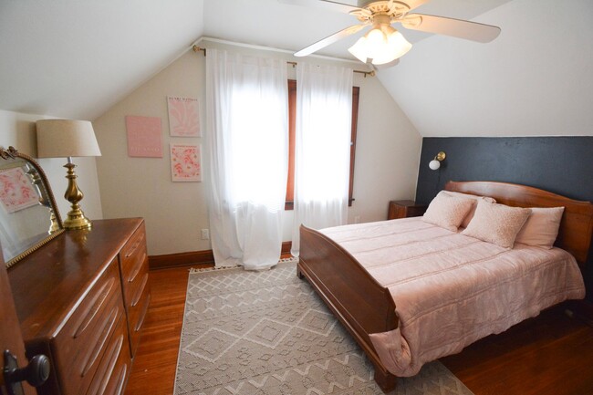 Building Photo - Updated 3 Bed, 1 Bath Home Near Downtown & Soldiers Field