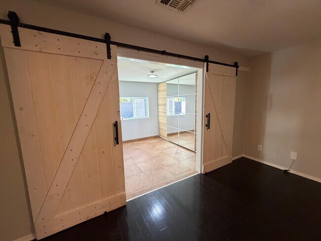 Building Photo - 1945 E Aloe Pl