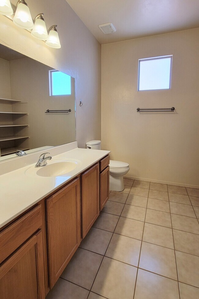 Building Photo - Pet friendly Civano home