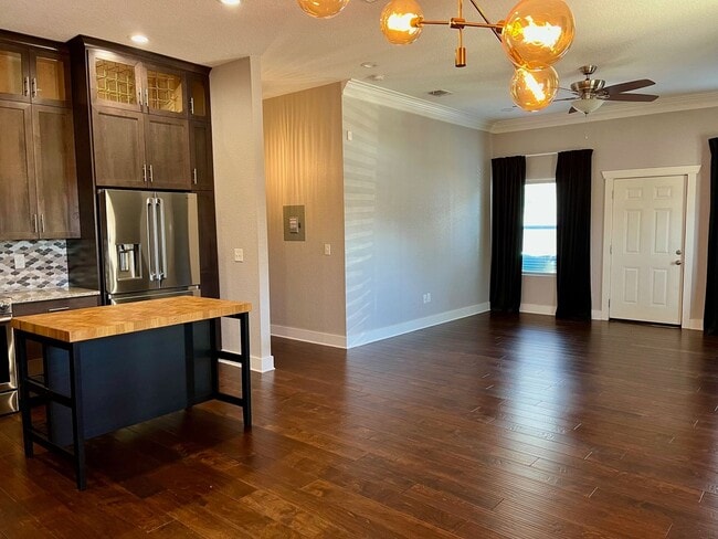 Building Photo - 3/2 Single Story Conveniently Located to D...