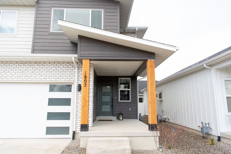 Building Photo - 1802 Drake Ln