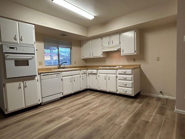 Building Photo - **$500.00 OFF FIRST MONTHS RENT AT MOVE  I...