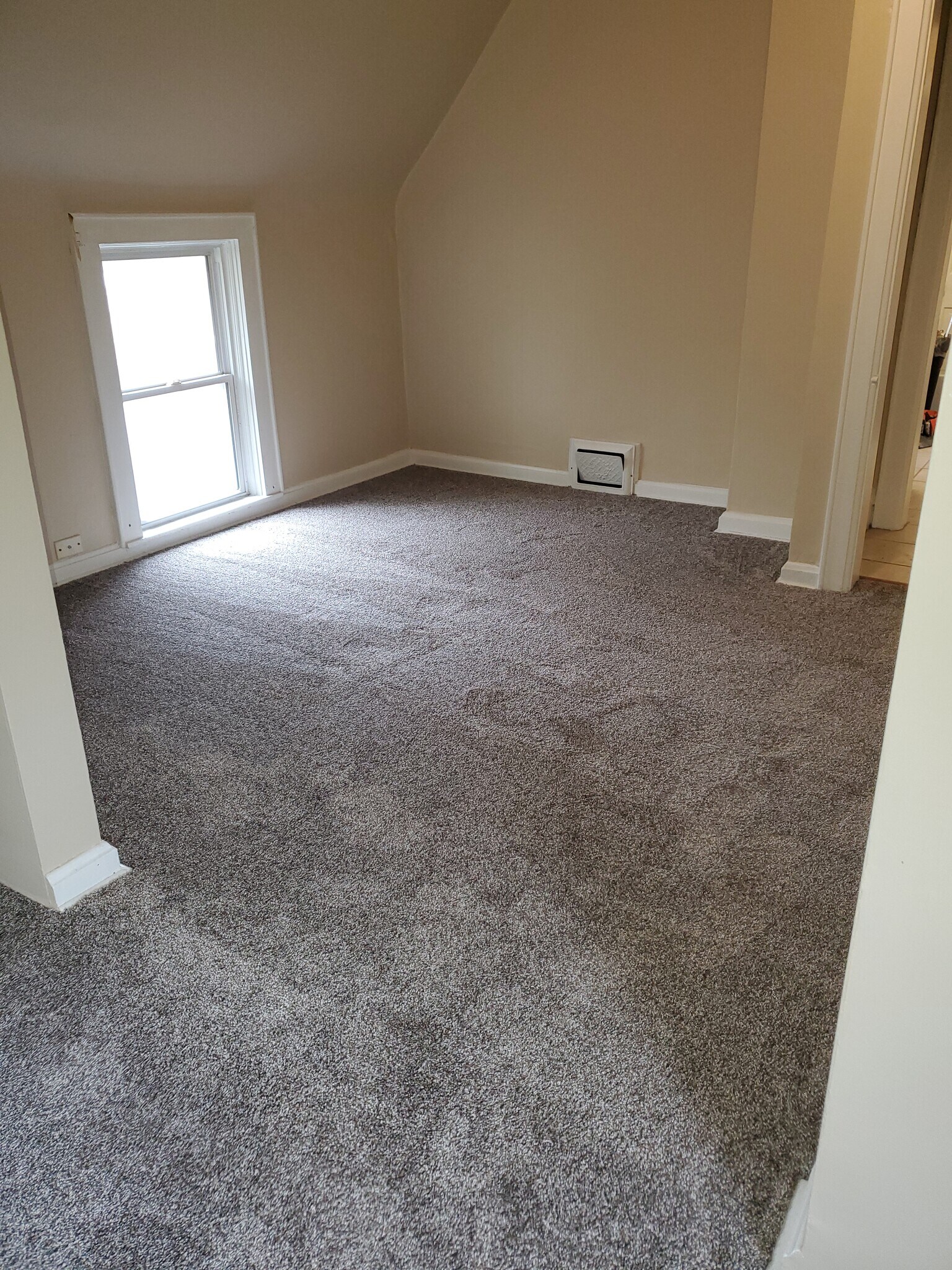 Living room - 622 N 7th St