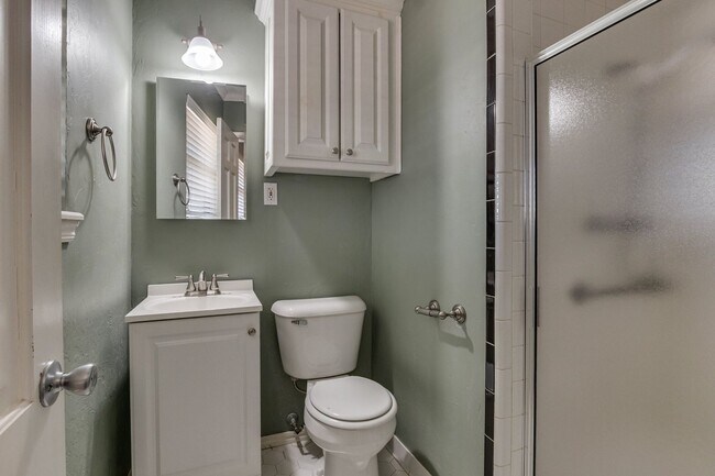 Building Photo - Three bed house in Coronado Heights