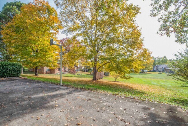 Building Photo - Halls 37938 - 4 bedroom, bath home with 4 garage spaces - Call Susan Niedergeses 865-300-4722