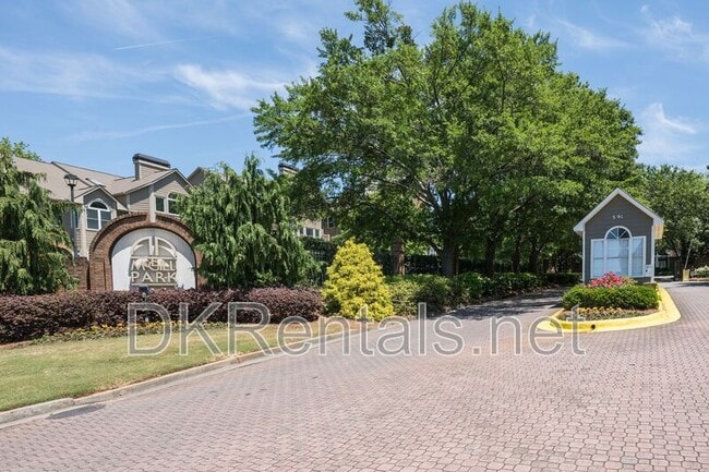 Building Photo - 521 McGill Park Ave NE