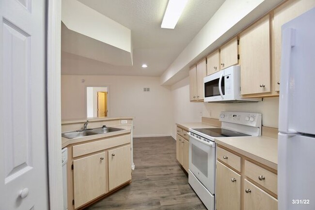 Building Photo - Beautiful 2/2 Condo Located in Crest at Wa...