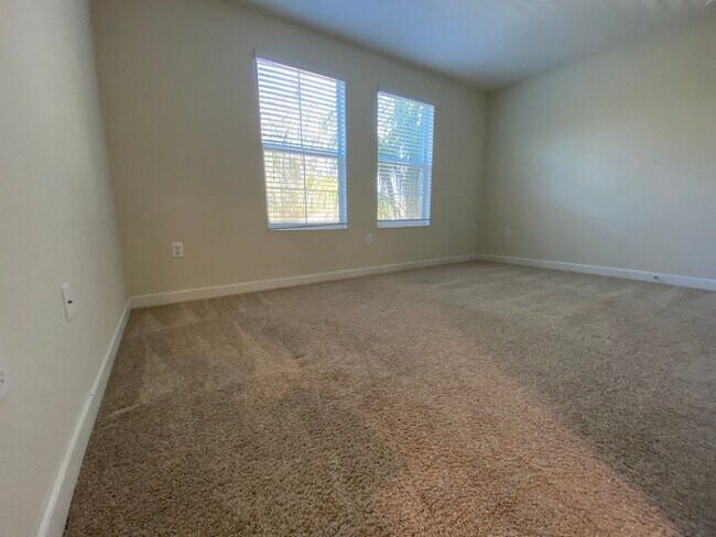 Building Photo - Spacious 4-Bedroom Home in Prime Winter Ga...