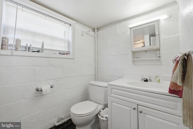 Building Photo - 524 N Kenmore St