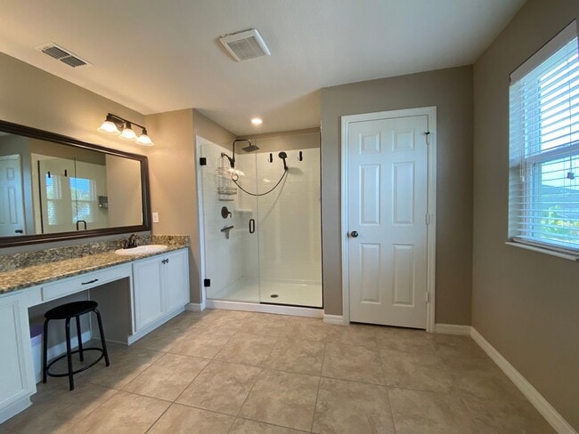 Building Photo - Stunning 5 Bedroom Pool Home in Orchard Hi...