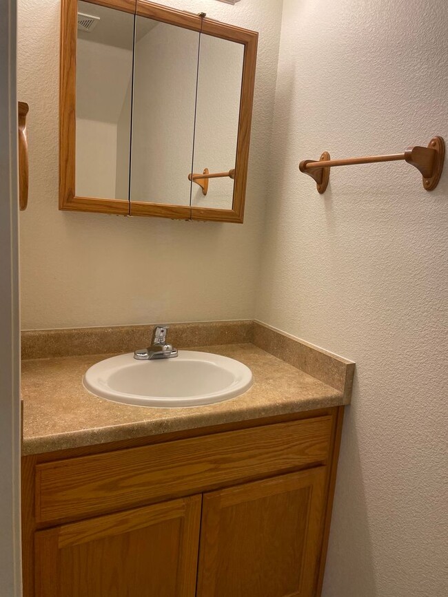 Building Photo - Very Nice 2 bedroom 1.5 Bath Townhome