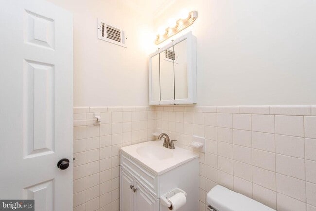 Building Photo - 919 Carroll Ave