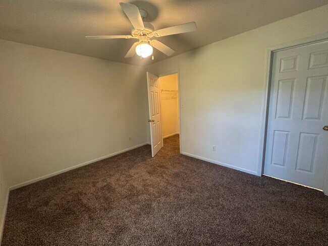 Building Photo - 3410 E St Charles Rd