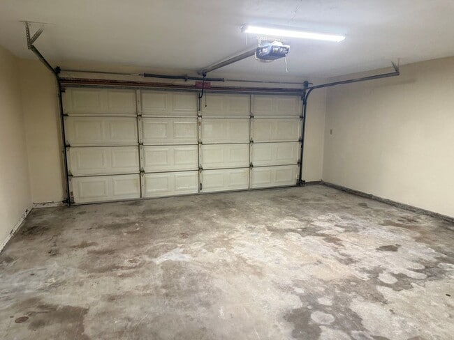 Building Photo - 8266-8266 Linden Rd