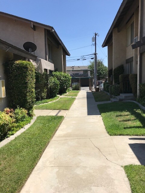 Building Photo - 1082 W Pine St