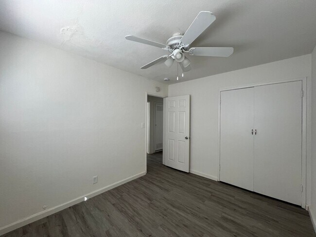 Building Photo - P056