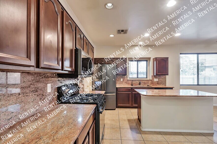 Building Photo - 10813 S Bear Table Tank Dr