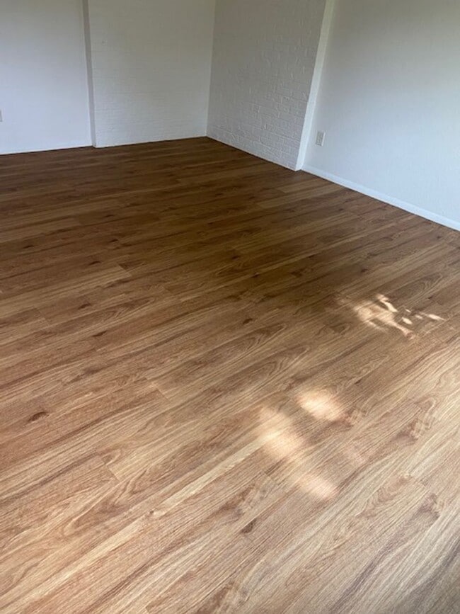 Building Photo - 2 bedroom, 1.5 bath Townhome  $1600/month