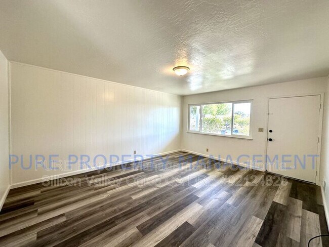 Building Photo - 555 Bridge St