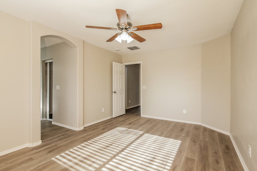 Building Photo - 2652 S 89th Dr