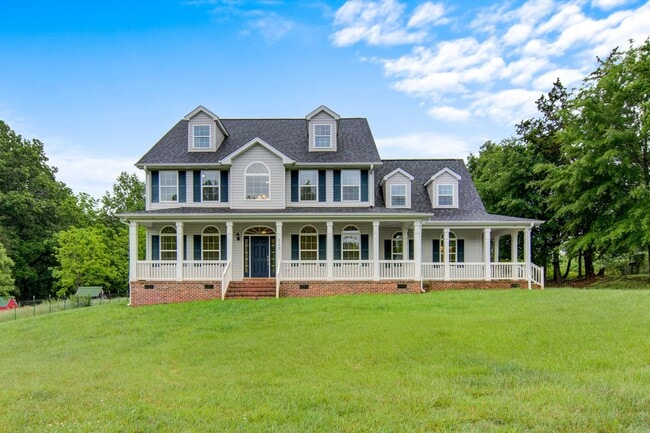 Primary Photo - Charming 4 Bed, 3.5 Bath Modern Farmhouse ...
