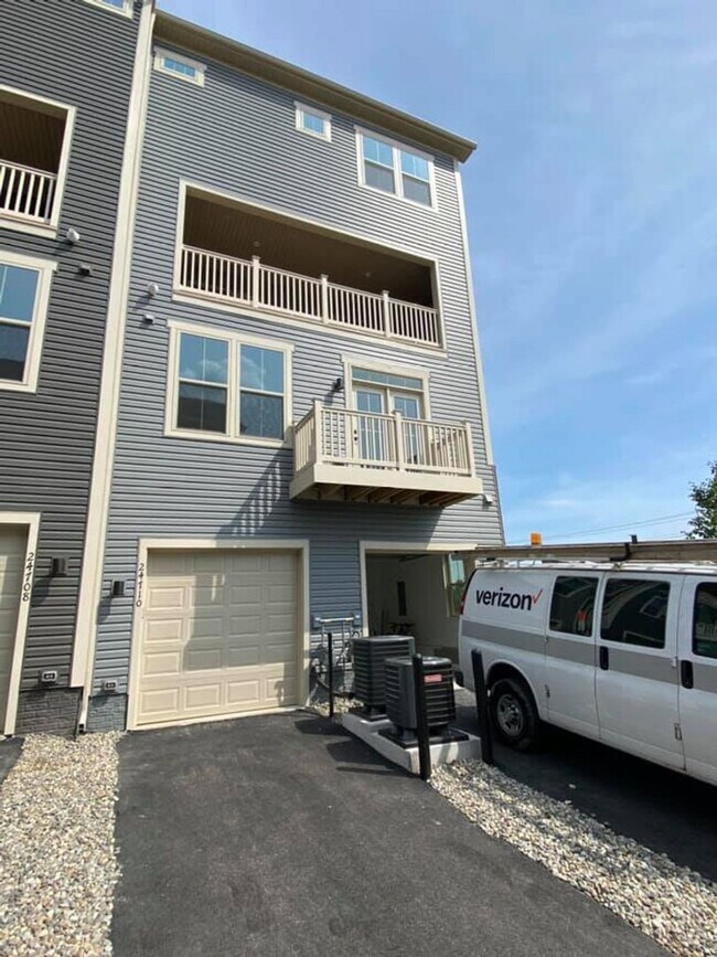 Building Photo - Immaculate & Stunning 3 Bedroom 2.5 Bathroom Brick, End-Unit Condo Style Townhome In Luxurious An...