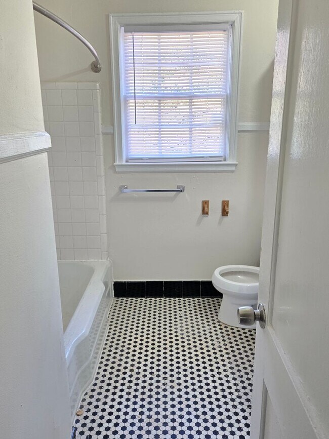 Building Photo - 1633-1635 Enoree Avenue