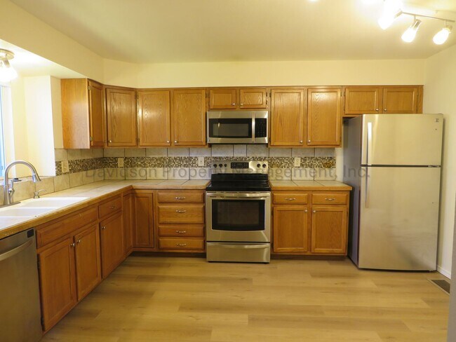 Building Photo - 3280 Richmond Dr