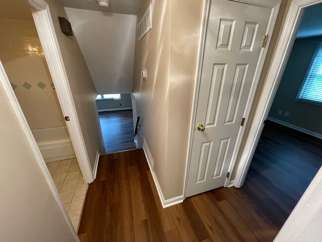 Building Photo - Nice split level home with garage and fenced backyard, Virtual Tour!