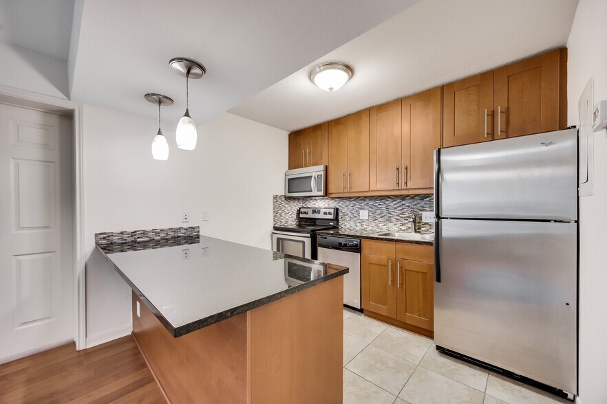 Building Photo - 7685 Northcross Dr