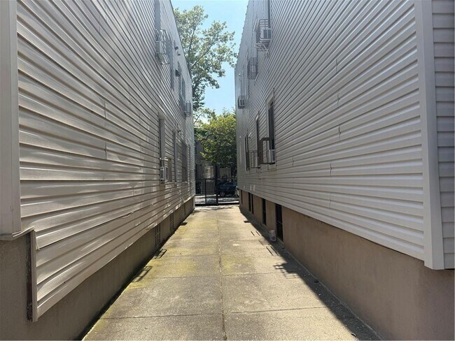 Building Photo - 561 61st St