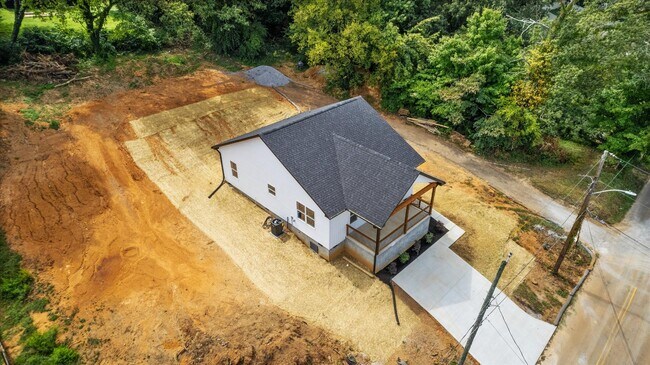 Building Photo - 3900 Lilac Ave