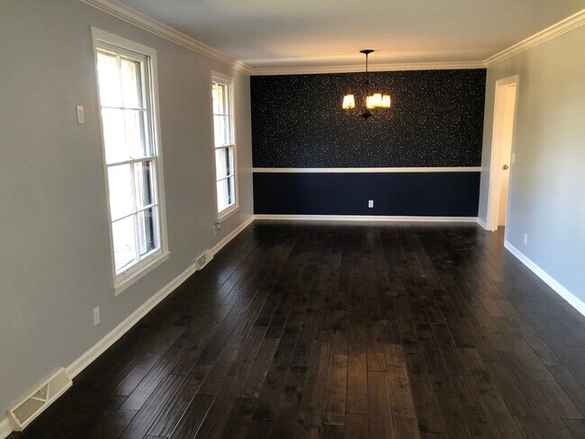 Building Photo - Charming single-level ranch home offers 4 bedrooms and 2 bathrooms in Brentwood