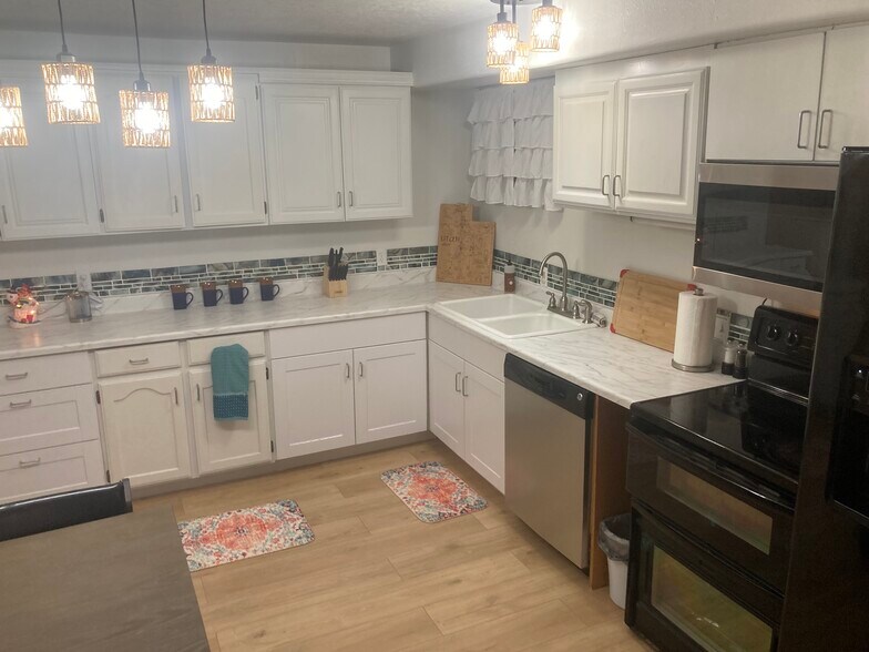 Large bright kitchen. - 975 E 320 N