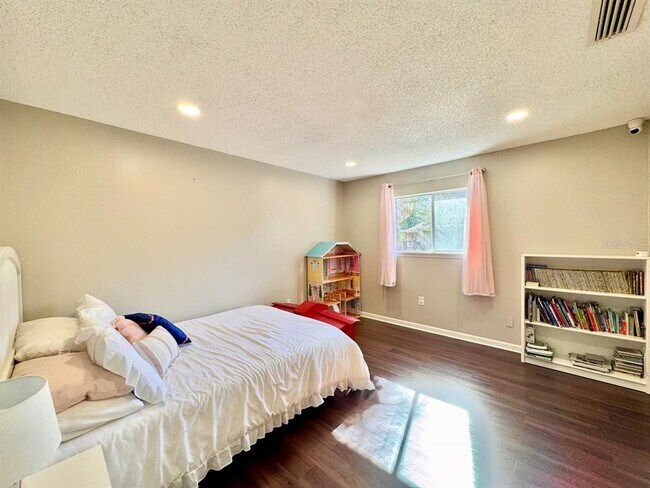 Building Photo - 6345 Newtown Cir