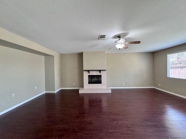 Building Photo - Beautiful Two Story 5 bedroom Home in the ...