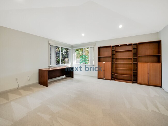 Building Photo - 4 bedroom, 2.5 Bathroom, 3 car garage Craftsman style home in Bellevue, WA