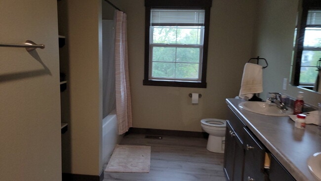 Building Photo - 5 Bed 3 Bath close to UWEC, bike trails, Carson Park, and The Sonnentag!
