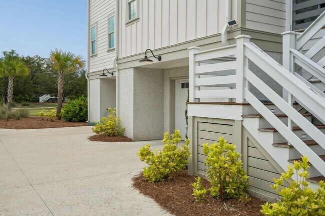 Building Photo - Beautiful 5 Bedroom Marshside Home