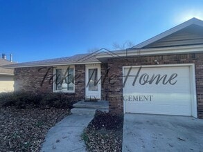 Building Photo - Charming 2-Bed, 2-Bath Duplex in South Springfield – Prime Location!