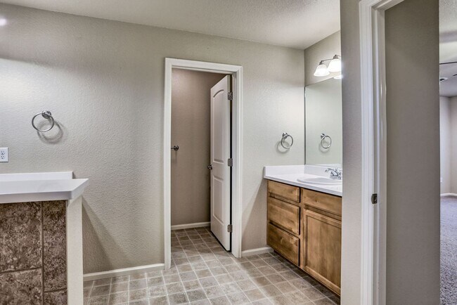 Building Photo - 4 Bedroom Home in East Windsor