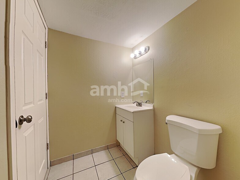 Building Photo - 3679 Shorewood Dr