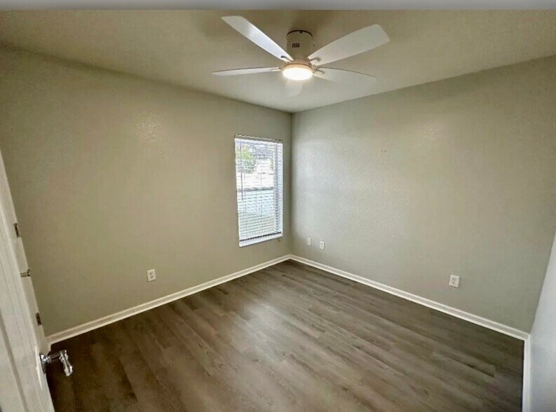 Building Photo - 5651 SW 40th Pl