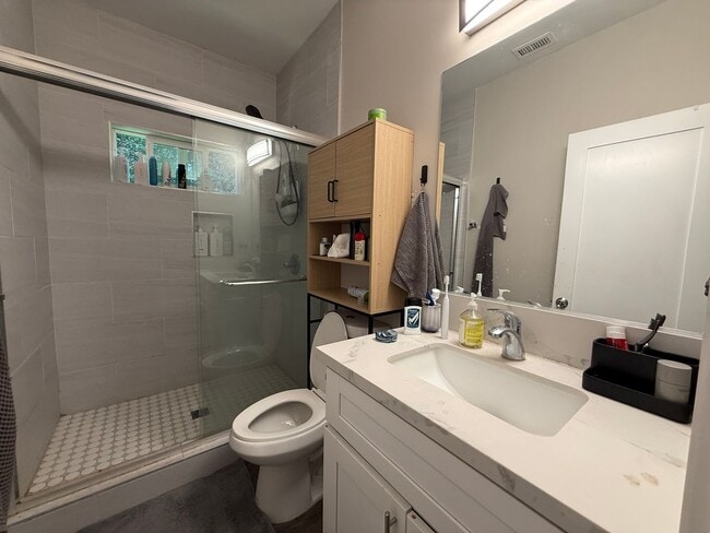 Building Photo - 7BD/4BA w/ Driveway Parking and Backyard!