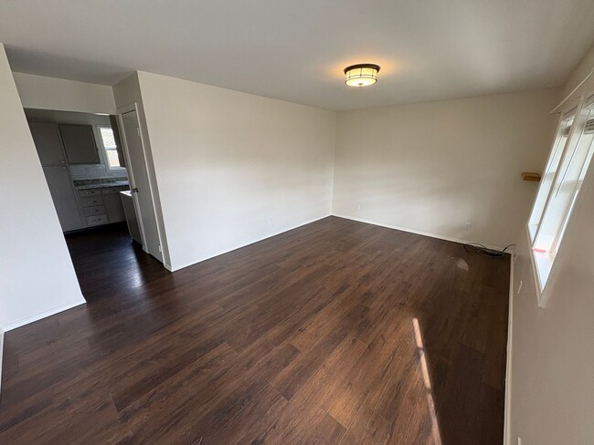 Building Photo - Spacious 4 Bedroom Home *Pet Friendly*