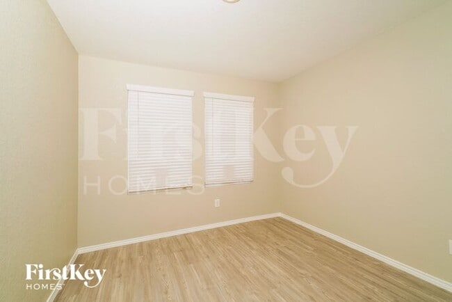 Building Photo - 10703 Vinateros Dr