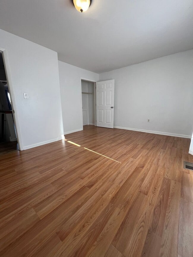 Building Photo - Stunning 4-Bedroom Townhome with Parking Spot Near Temple University! Available August 2026!