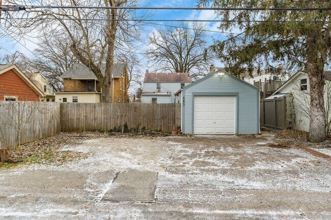 Building Photo - 683 S Roosevelt Ave