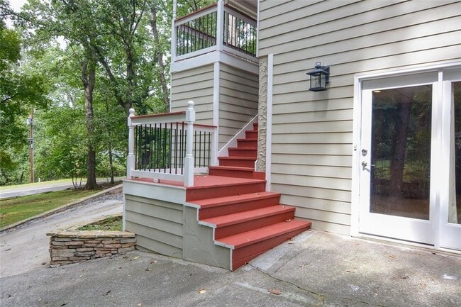 Building Photo - 639 Lakeshore Dr NW