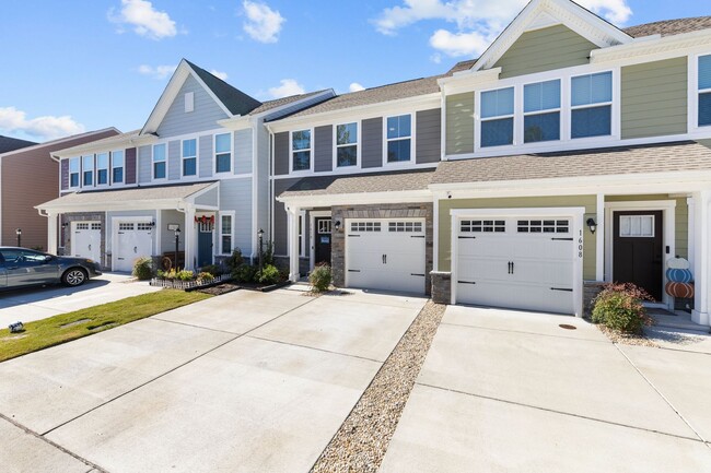 Building Photo - Modern Living in the Heart of Chesapeake.